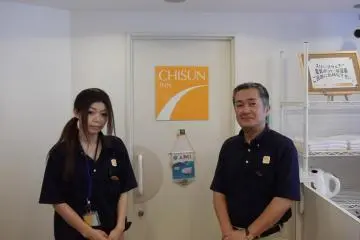 <p>พนักงานที่เป็นมิตรและพูดภาษาอังกฤษได้นิดหน่อย</p>