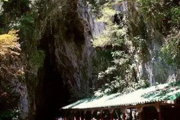 Akiyoshi Cave Entrance (Photo: <a href="http://en.wikipedia.org/wiki/File:Akiyoshi-do-entrance.jpg" target="_blank" rel="noreferrer noopener nofollow">Wikicommons</a>)