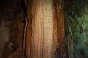 The "Gold Column" of Akiyoshi Cave. (Photo: <a href="http://en.wikipedia.org/wiki/File:Gold_Column_at_Akiyoshi_Cave.jpg" target="_blank" rel="noreferrer noopener nofollow">Wikicommons</a> / <a href="https://creativecommons.org/licenses/by/3.0/" target="_blank" rel="noreferrer noopener nofollow">CC BY 3.0</a>)