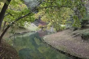 <p>ร่มเงาทางเดินและสำธารที่เชื่อมกับส่วนที่แตกต่างกันของสวน</p>