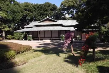 <p>As well as the castle remains there are a few other traditional buildings</p>