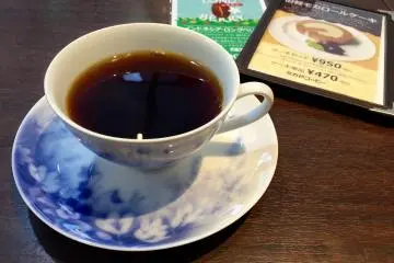 컵받침과 아름다운 컵에 나온 내 커피
