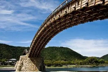 Under view of the bridge.