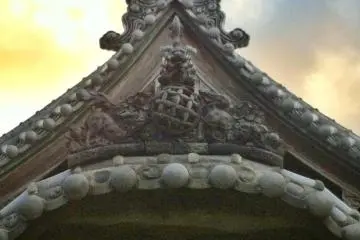 The roof is exquisitely decorative