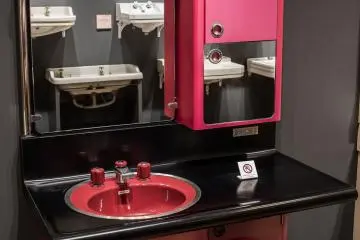 Jazzy hot pink bathroom vanity? Yes, please.