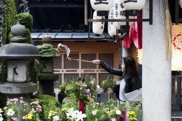 People washing the statue with water