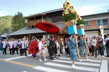 The goal of the procession is Oyunohara, a sandbank in the Kumano River, which was the original location of the Hongu Shrine.