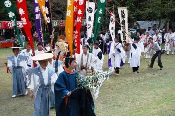 The procession arrives at Oyunohara and everyone is taking position for a ceremony for the Kumano Deities