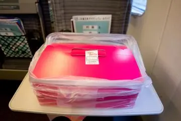 They pack the ramen cake in a sturdy box with a large sized plastic bag making it easy to carry and hold