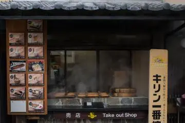 อาหารที่ปรุงในไอร้อนของน้ำพุร้อนวางขายอีกด้วย