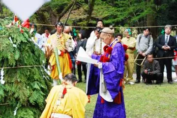 The master of ceremony reads a prayer before the fire is lit