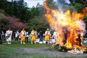 While the fire burns, yamabushi continue chanting various sutras, especially the Heart Sutra, accompanied by the rhythmic shaking of the shakuyo (ringed short staff used during prayer)