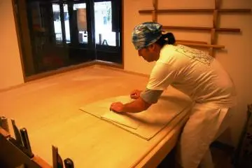 Adonan yang berlapis kini siap untuk dipotong