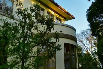 The indoor side porch