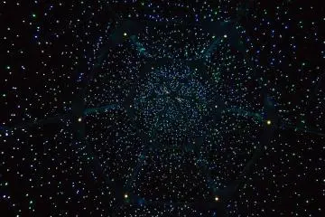 Berdiri di dalam pohon Natal besar seperti sedang melihat langit yang penuh dengan bintang