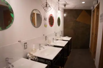 Kamar mandi cantik yang bersih!
