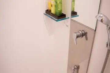 Kamar mandi bersih dengan kebutuhannya