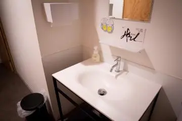 Daerah wastafel di kamar mandi