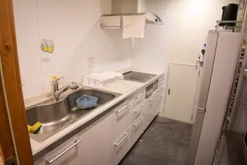Dapur penuh dengan perlengkapan dan peralatan masak