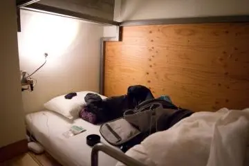 Tempat tidur yang luas untuk tidur dan menyimpan barang Anda