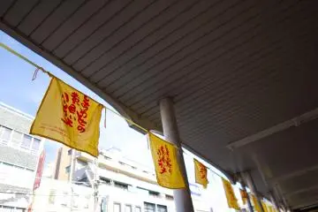 Penanda festival yang berada di luar Stasiun Nishi-Hachioji - ikuti ini, dan Anda akan tiba di jalan utama