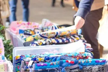 Beberapa tas berbagai warna dijual di sisi jalan