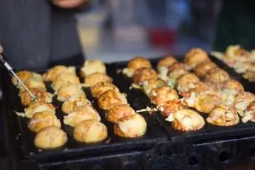 Takoyaki sangat cocok dijadikan kudapat selama berjalan melintasi jalan