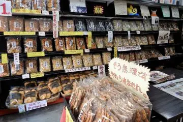 Pick up some handmade rice crackers at Murakami Shoten