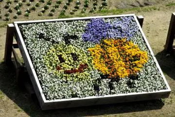 Karya seni lukisan lebah dari bunga