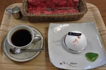 The shop/cafe is open from 10am to 9:30pm.