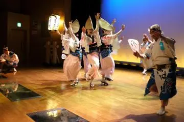 Les danses sont dynamiques et énergiques