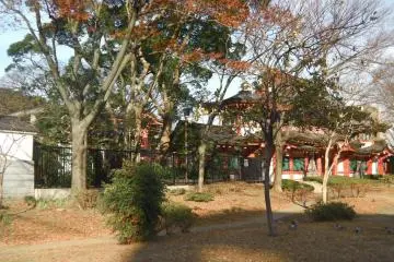 <p>ศาลเจ้าตั้งอยู่ในสวนในเมืองชิบะ</p>