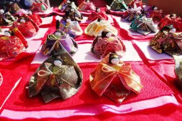 Boneka-boneka hina jahitan tangan yang dijual
