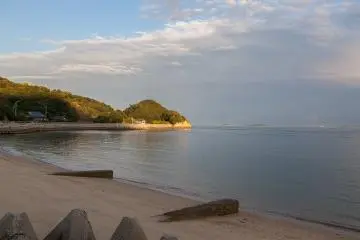 La petite plage et la lumière dorée du soleil couchant