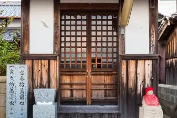 Après avoir fait leurs offrandes, les villageoises ont fermé le petit sanctuaire