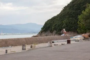 Un vieil homme solitaire admire la mer