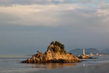Un îlot et la vue sur la côte de Shikoku