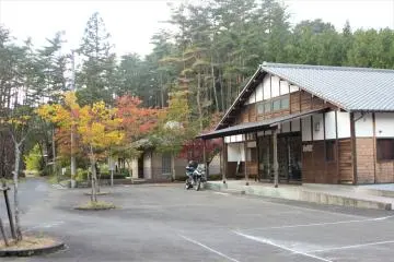 Facilities near the parking lot