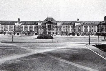 Tokyo station Marunouchi building, just after its completion in 1914 (Photo: <a href="https://commons.wikimedia.org/wiki/File:Tokyo_station_building_front_view_1914.jpg" target="_blank" rel="noreferrer noopener nofollow">Unknown author</a> / Public Domain)
