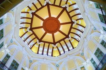 Relief of North and South domes in Tokyo station (Photo: <a href="https://commons.wikimedia.org/wiki/File:Relief_of_North_and_South_domes_in_Tokyo_station.JPG" target="_blank" rel="noreferrer noopener nofollow">名無し野電車区</a> / <a href="https://creativecommons.org/licenses/by-sa/3.0/deed.en" target="_blank" rel="noreferrer noopener nofollow">CC BY-SA 3.0</a>)