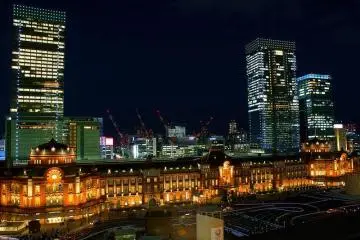 The night view of Tokyo station took from "Shin-marunouchi building" (Photo: <a href="https://commons.wikimedia.org/wiki/File:The_night_view_of_Tokyo_station.JPG" target="_blank" rel="noreferrer noopener nofollow">Nanashino Densyaku</a> / <a href="https://creativecommons.org/licenses/by-sa/3.0/deed.en" target="_blank" rel="noreferrer noopener nofollow">CC BY-SA 3.0</a>)