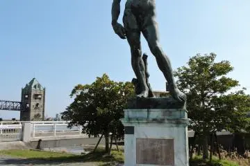 ฉันไม่นึกว่าจะเจอเดวิดที่นี่ แต่ดูเหมือนว่าเขาพร้อมสำหรับไปว่ายน้ำแล้ว!