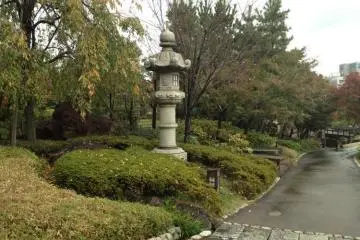 Traditional stone lanterns guard the walkways at Tokugawa-En (Photo: PPF)