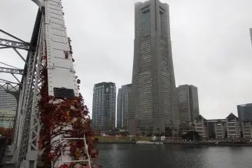 Yokohama Landmark Tower dengan sentuhan merah di depannya
