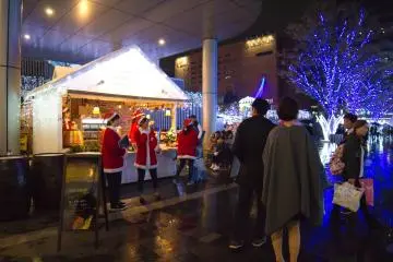 Les membres du personnel dans leurs adorables tenues de Noël