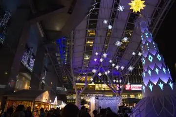 Une installation lumineuse spectaculaire disposée partout sur le marché