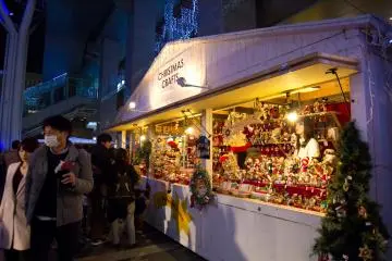 Un stand de produits artisanaux sur le thème de Noël