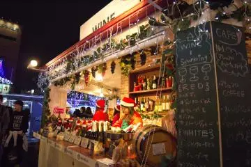 Une variété de vins et d'autres boissons alcoolisées était aussi proposée à la vente