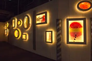 The cute decorations of Mojiko Station lit up