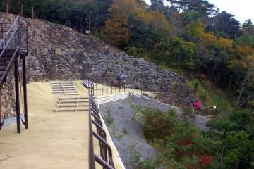 The path that leads down from the ruins back to the main trail